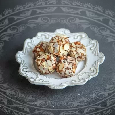 KHAJOOR ALMOND BALL SWEET